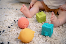 Load image into Gallery viewer, Sophie la girafe® So &#39;Pure Set of Balls &amp; Cubes
